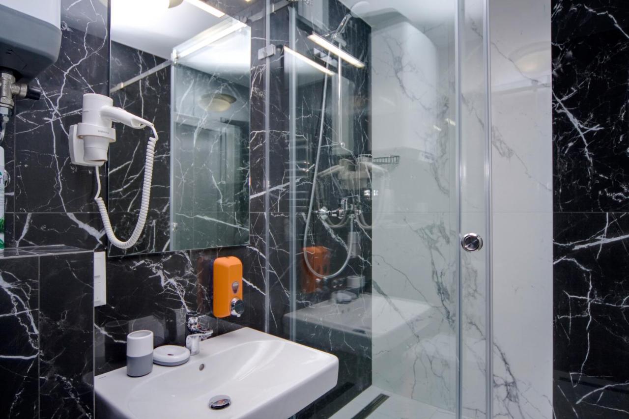 Arena Summit Apart Hotel Kiev Bagian luar foto